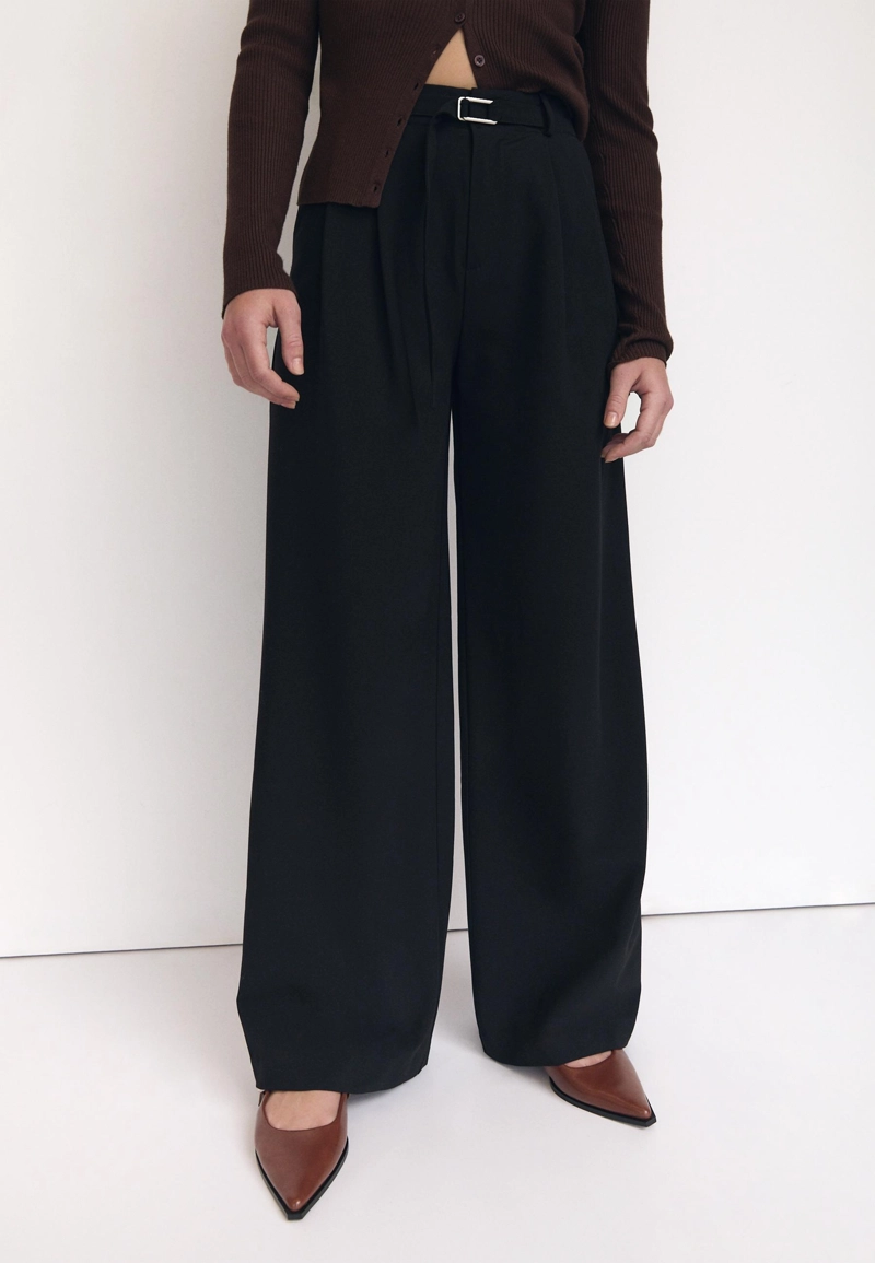 Брюки с широкими штанинами и пряжкой