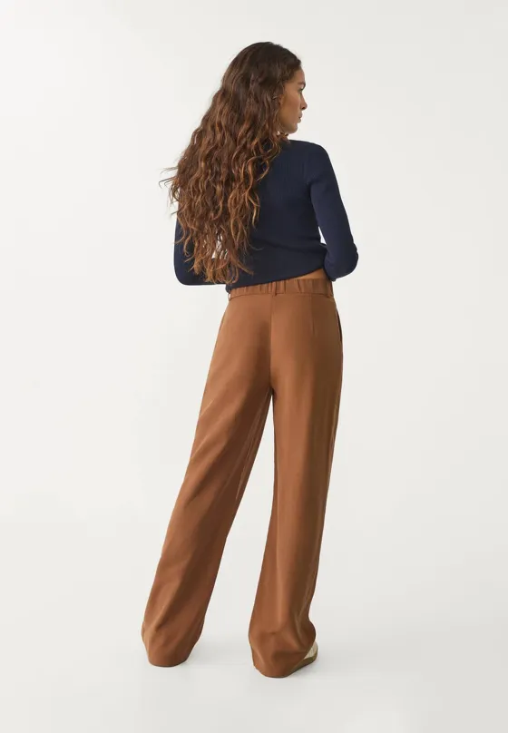 Брюки прямого кроя из струящейся ткани с защипами