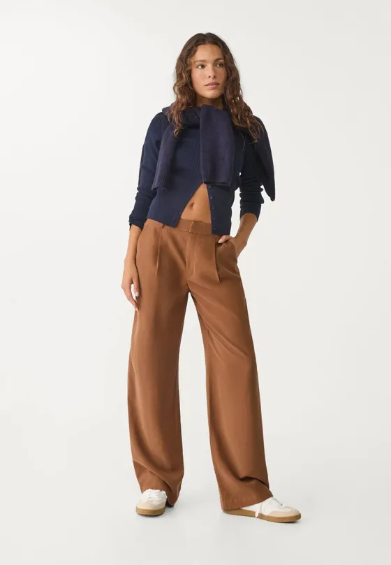 Брюки прямого кроя из струящейся ткани с защипами