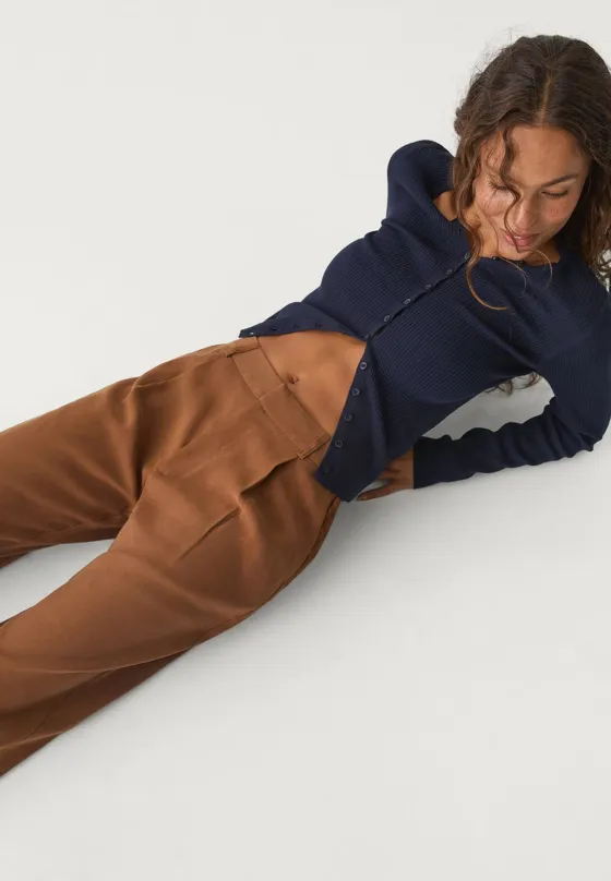 Брюки прямого кроя из струящейся ткани с защипами