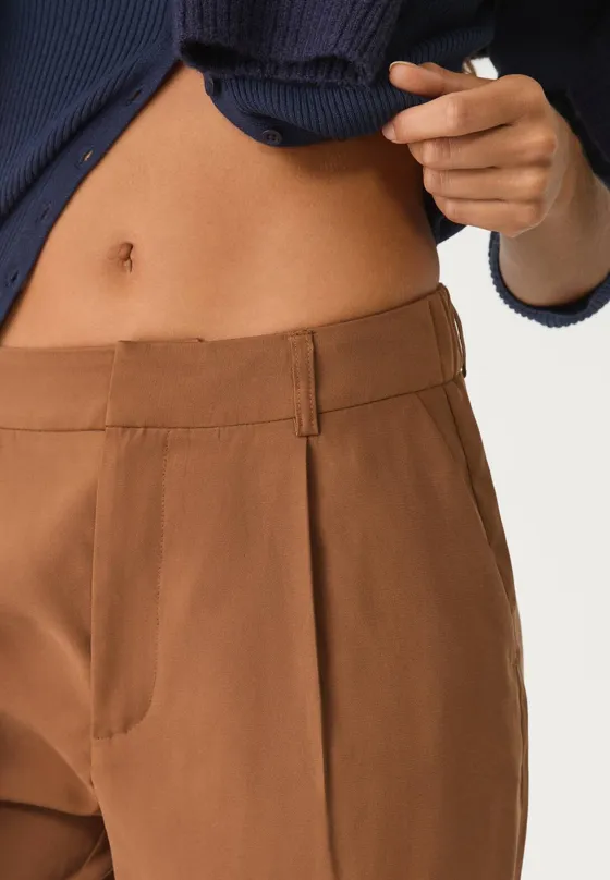 Брюки прямого кроя из струящейся ткани с защипами