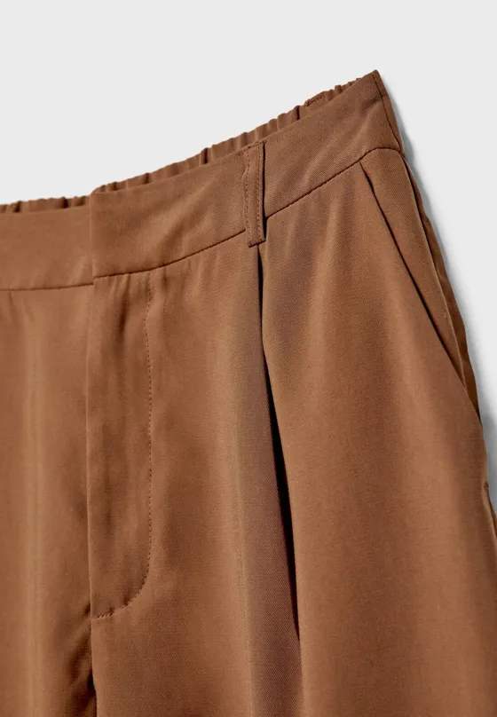 Брюки прямого кроя из струящейся ткани с защипами