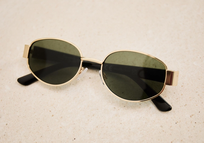 Солнцезащитные очки с металлическими дужками