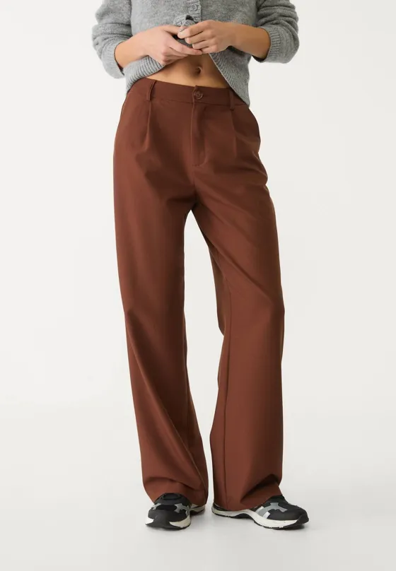 Брюки прямого кроя из струящейся ткани с защипами