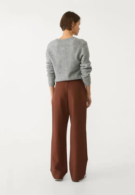 Брюки прямого кроя из струящейся ткани с защипами