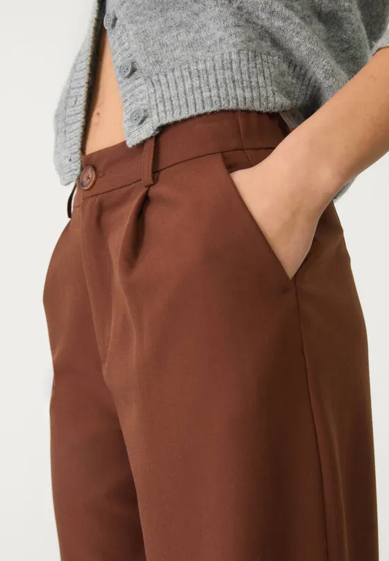 Брюки прямого кроя из струящейся ткани с защипами