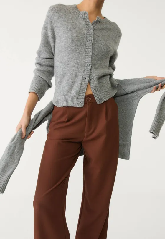 Брюки прямого кроя из струящейся ткани с защипами