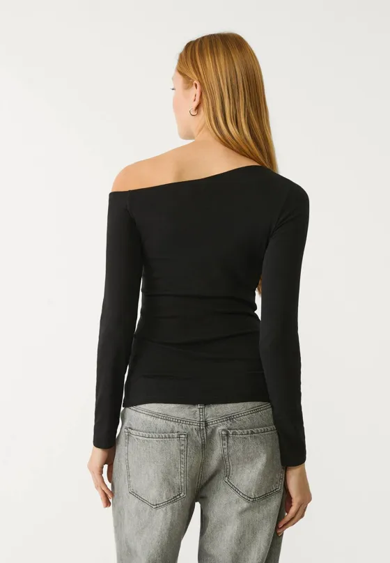 Футболка с асимметричным вырезом