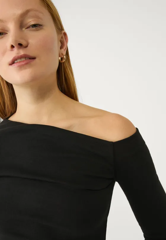 Футболка с асимметричным вырезом