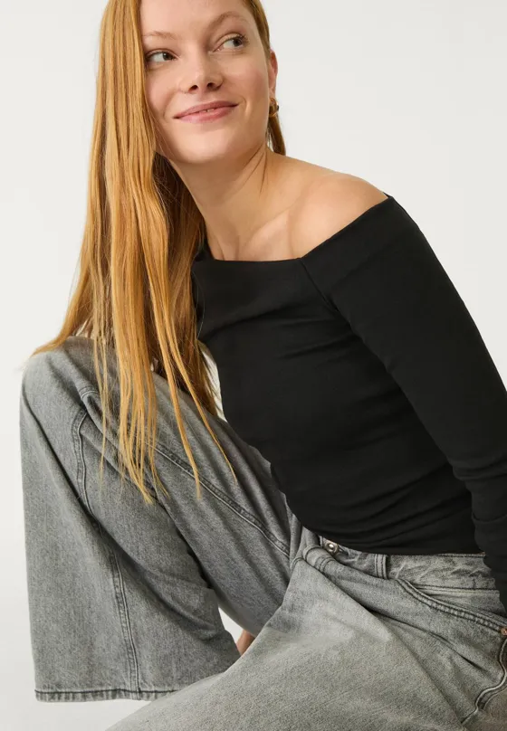 Футболка с асимметричным вырезом