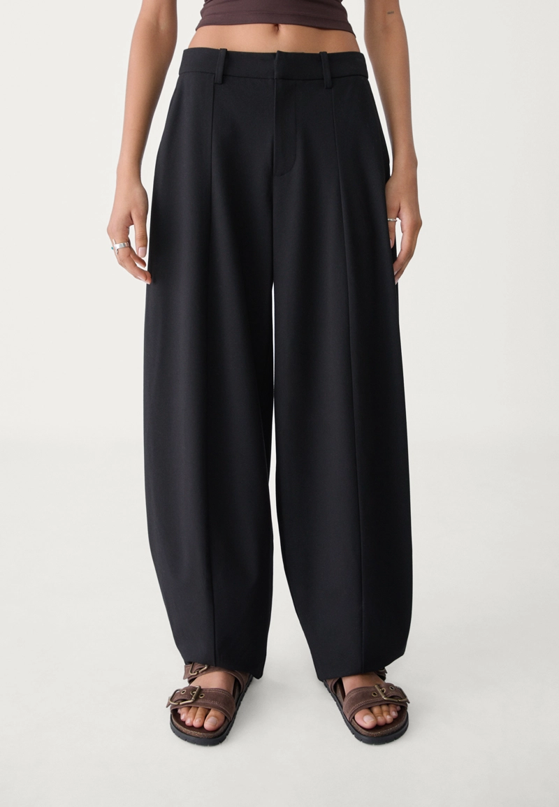 Брюки с широкими штанинами и декоративными швами