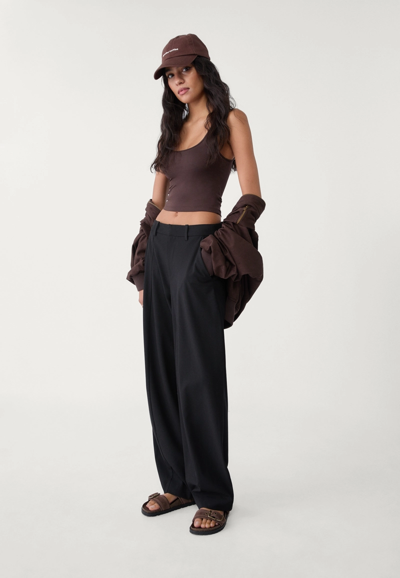 Брюки с широкими штанинами и декоративными швами