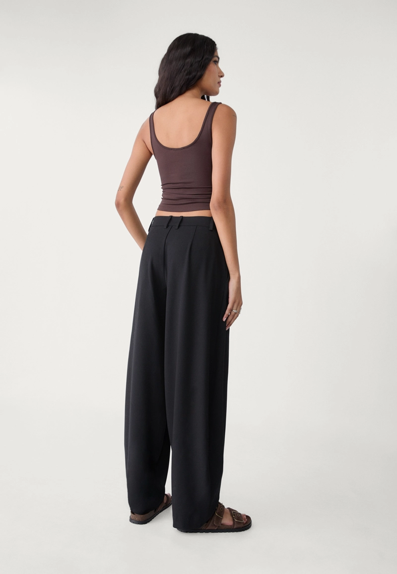 Брюки с широкими штанинами и декоративными швами