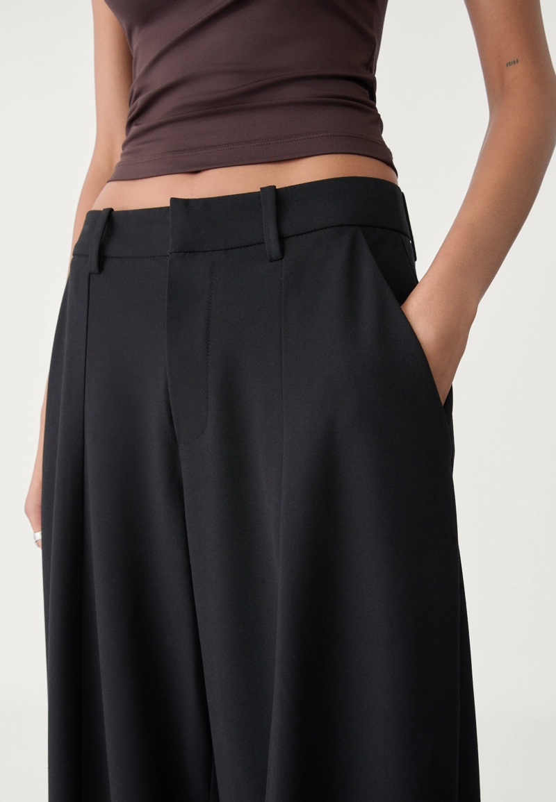 Брюки с широкими штанинами и декоративными швами