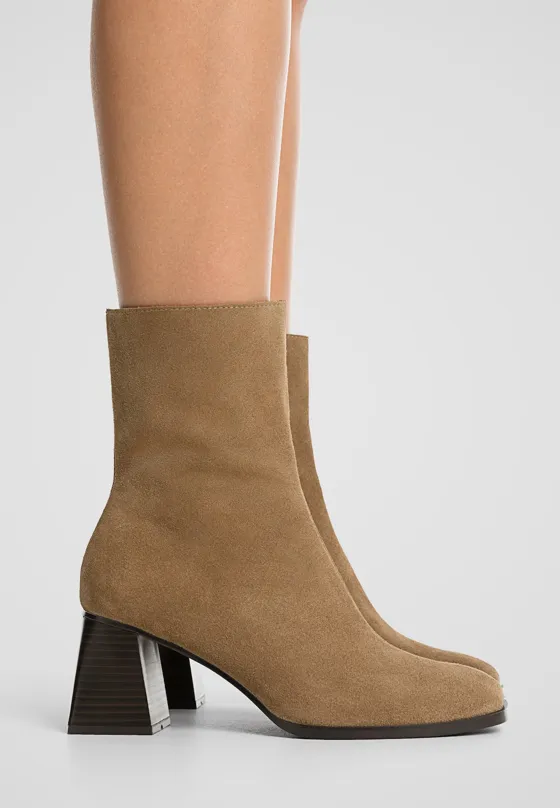 Замшевые ботильоны на высоком каблуке