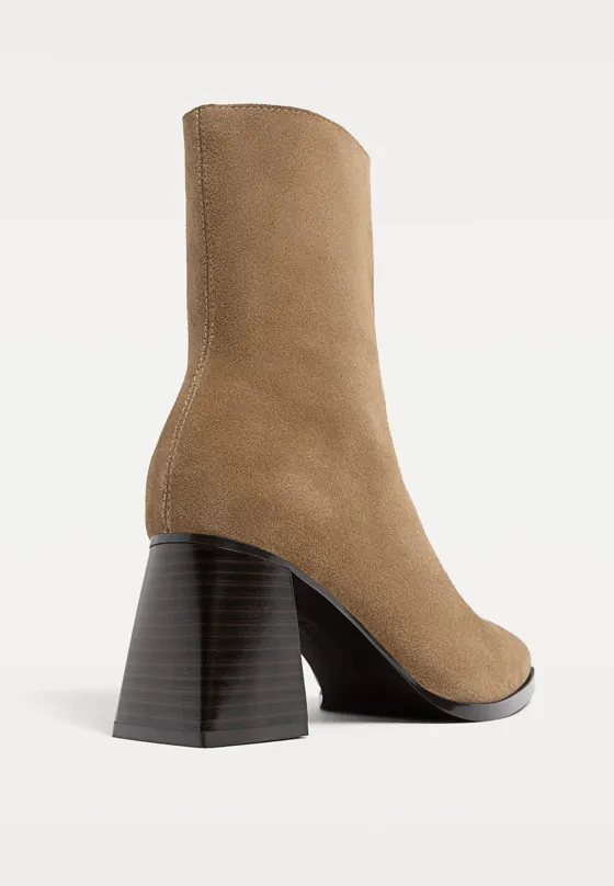Замшевые ботильоны на высоком каблуке