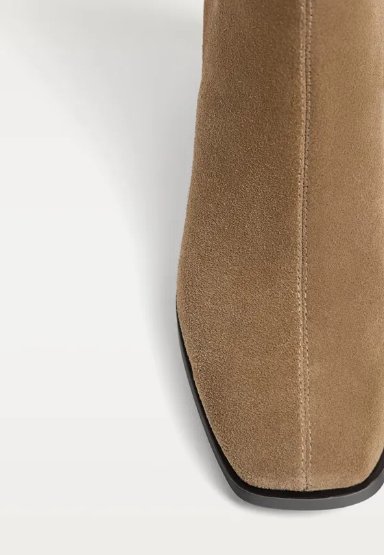 Замшевые ботильоны на высоком каблуке