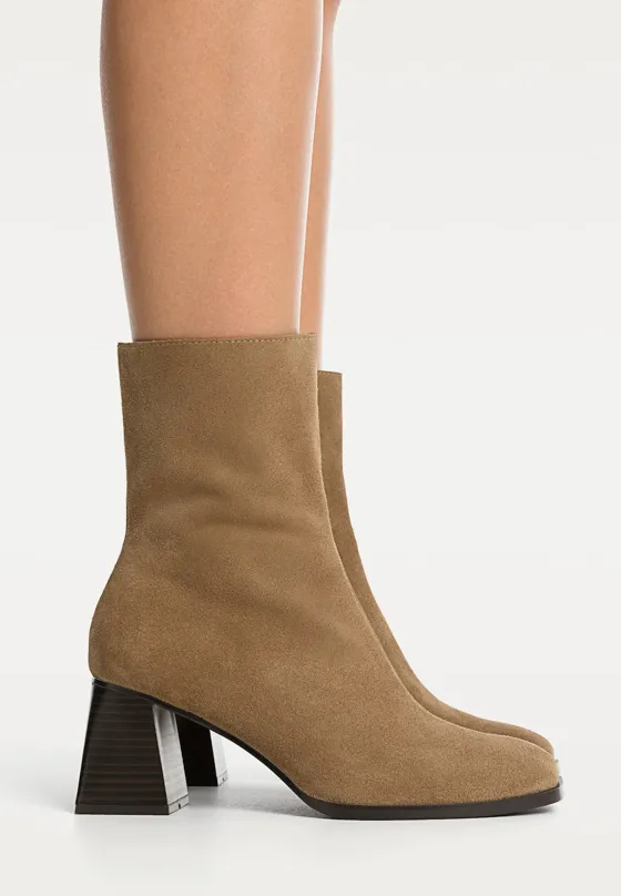 Замшевые ботильоны на высоком каблуке