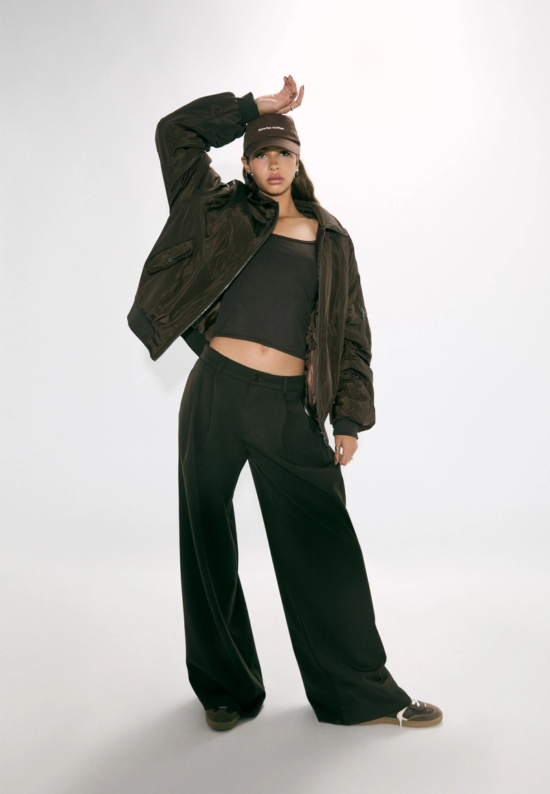 Брюки с широкими штанинами и защипами