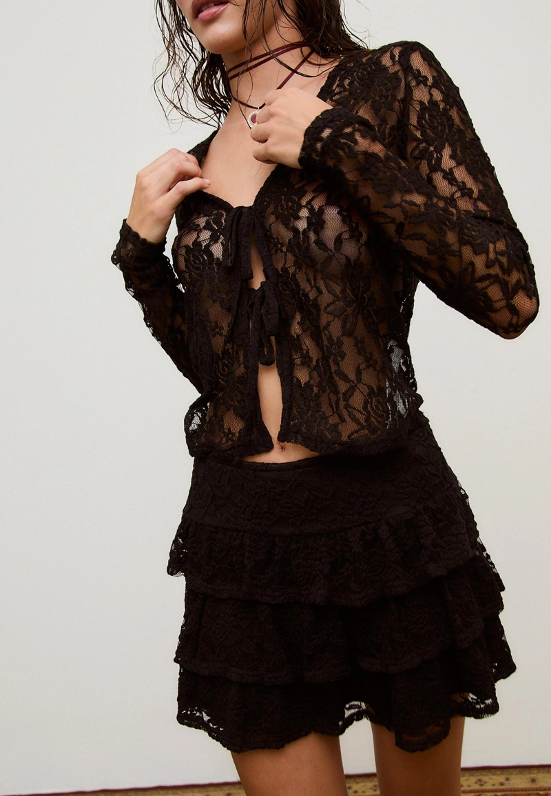 Юбка-шорты из струящейся ткани с отделкой кружевом