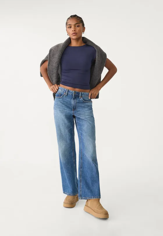 Футболка с вырезом сзади