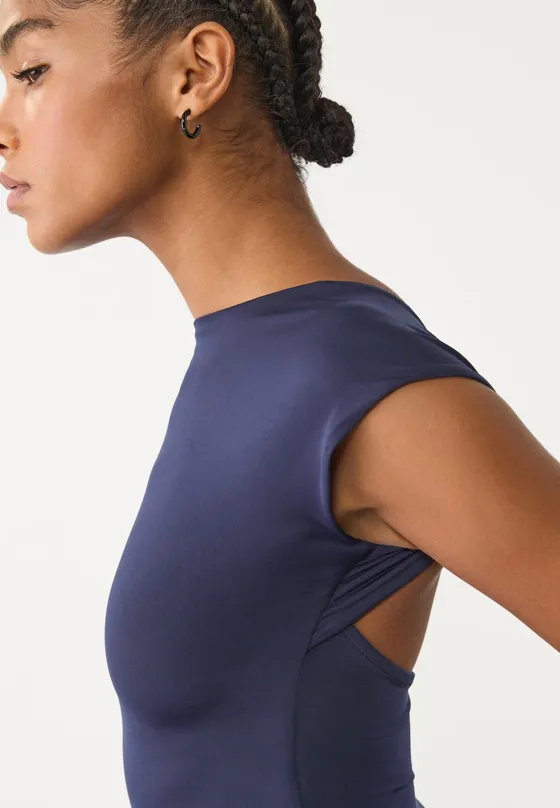 Футболка с вырезом сзади