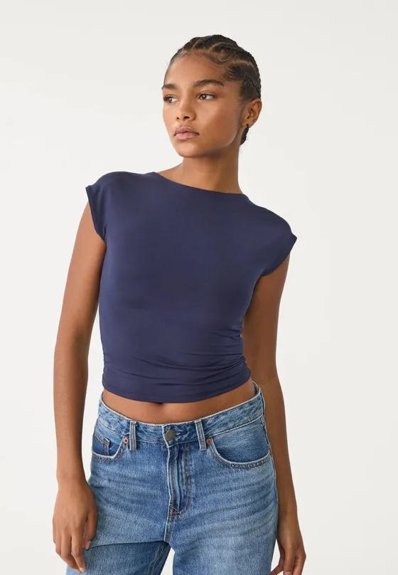 Футболка с вырезом сзади