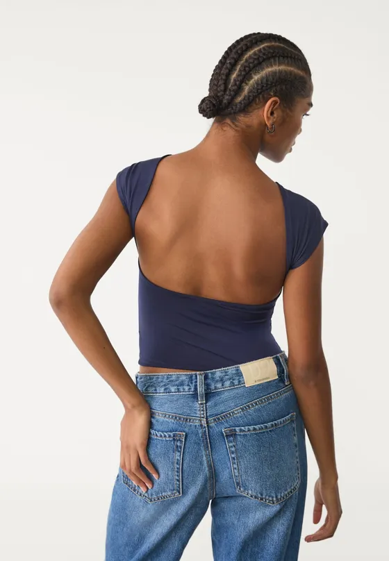 Футболка с вырезом сзади