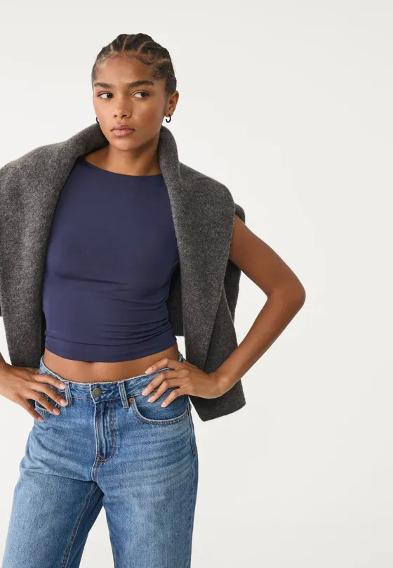 Футболка с вырезом сзади