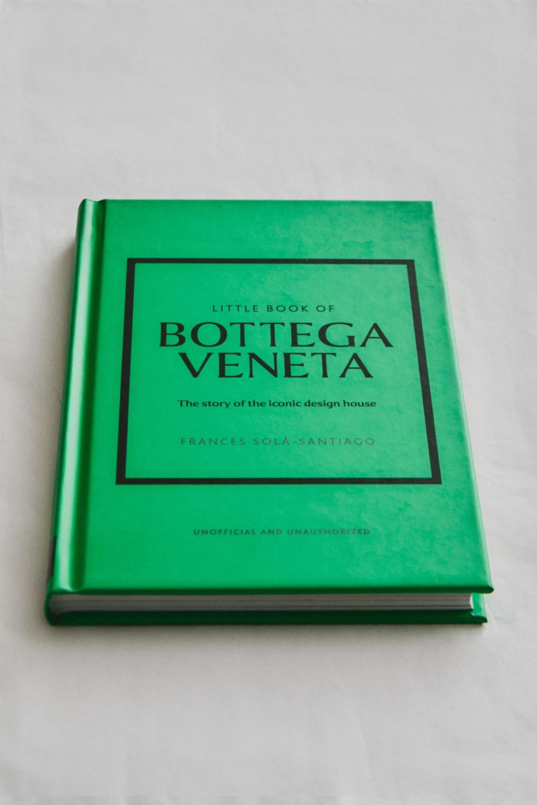Книга the little book of bottega veneta