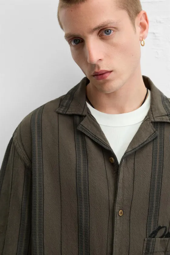 РУБАШКА С ТЕКСТУРНЫМ УЗОРОМ И ВЫШИВКОЙ