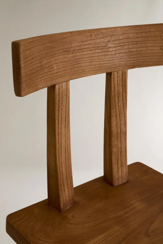 Деревянное кресло со спинкой