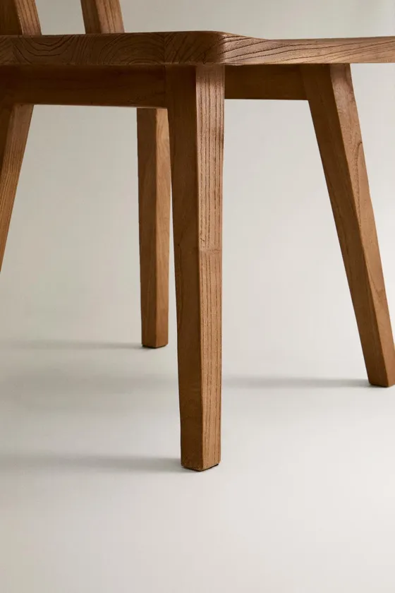 Деревянное кресло со спинкой