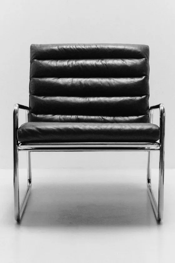 Кресло с металлическим каркасом и кожаной отделкой