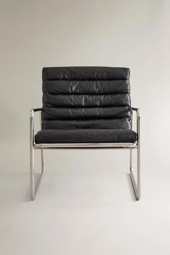 Кресло с металлическим каркасом и кожаной отделкой