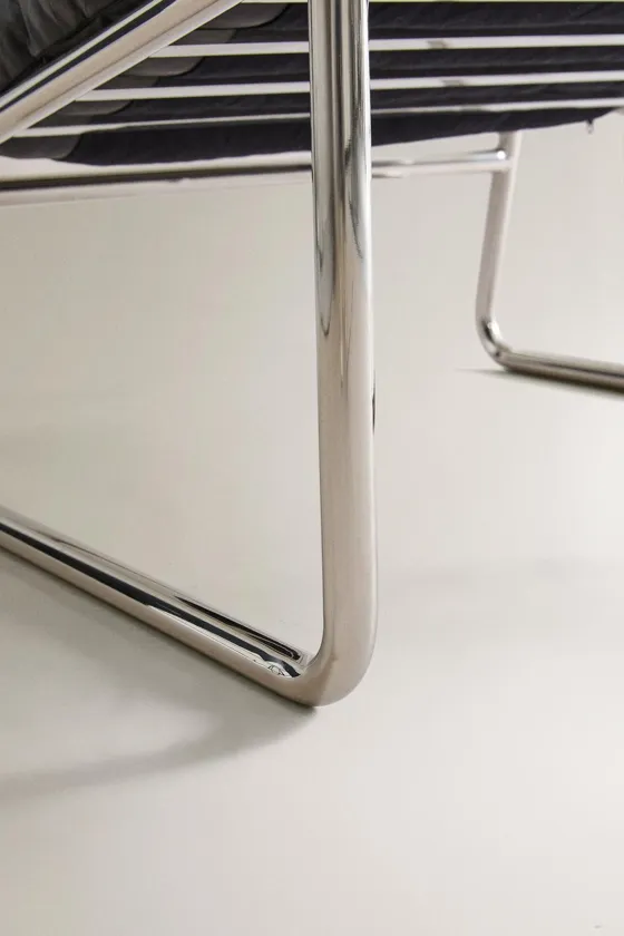 Кресло с металлическим каркасом и кожаной отделкой