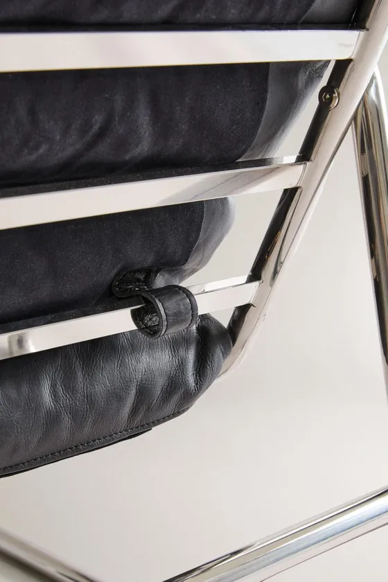 Кресло с металлическим каркасом и кожаной отделкой