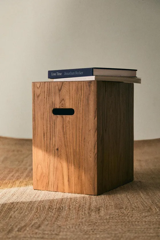 Деревянный кубический столик