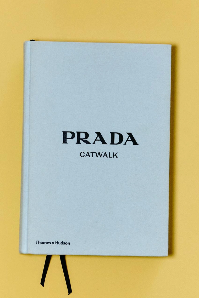 КНИГА ДЛЯ ПОДИУМА PRADA