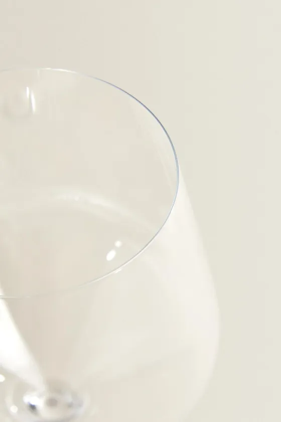 Раздутый хрустальный бокал для вина