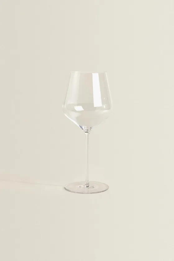 Раздутый хрустальный бокал для вина