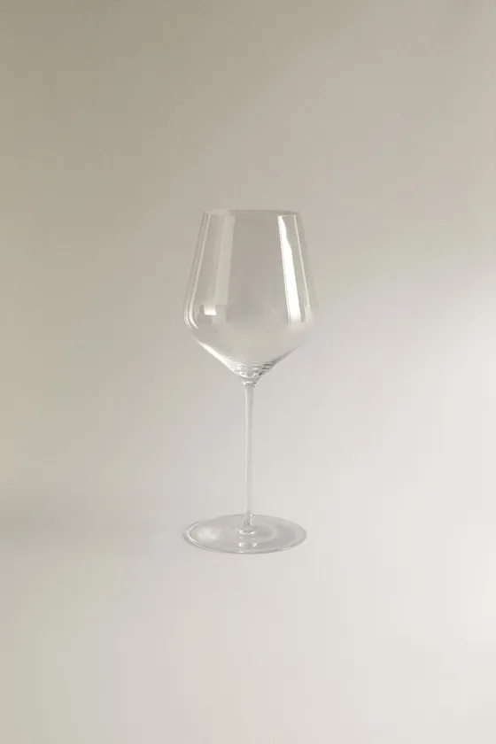 Раздутый хрустальный бокал для вина