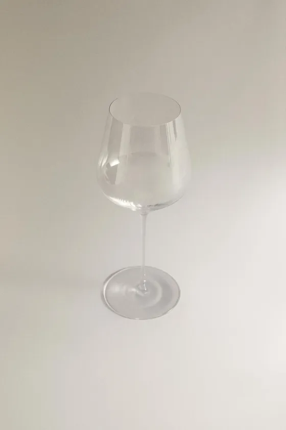 Раздутый хрустальный бокал для вина