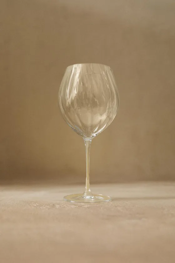 Бокал для вина с поднятым кристаллическим дизайном