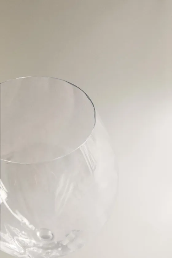 Бокал для вина с поднятым кристаллическим дизайном