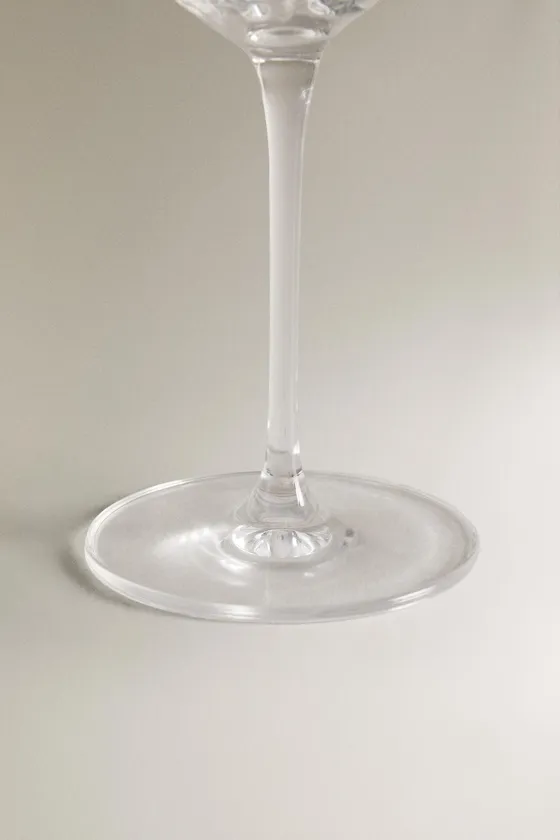 Бокал для вина с поднятым кристаллическим дизайном