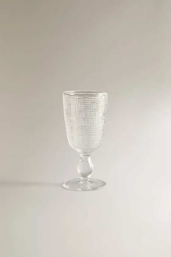 Бокал с рельефным дизайном стекла