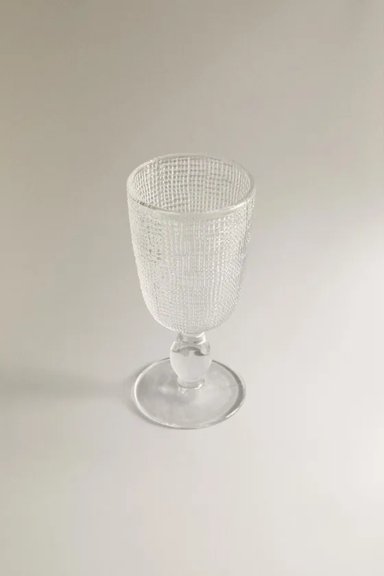 Бокал с рельефным дизайном стекла