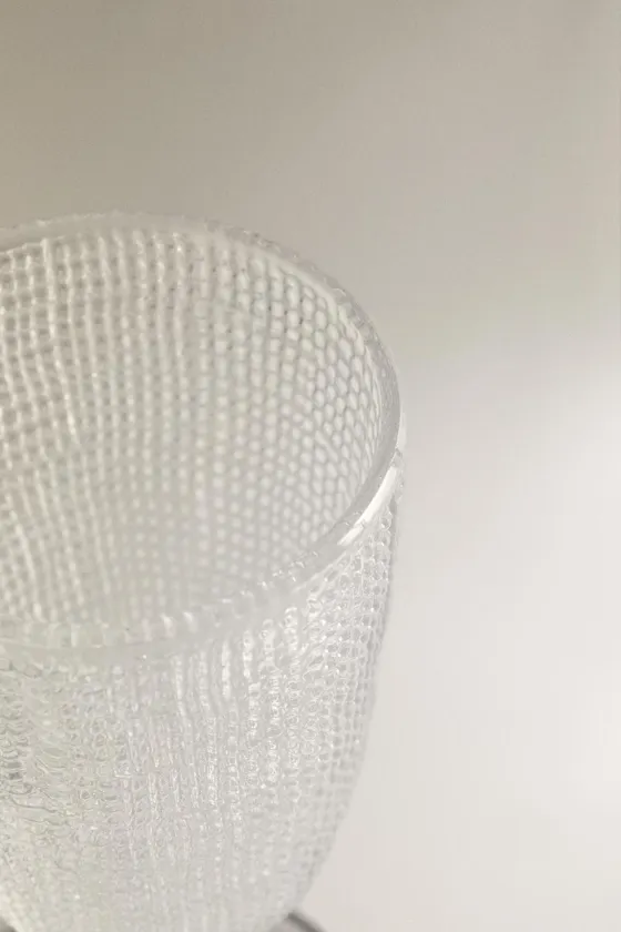 Бокал с рельефным дизайном стекла