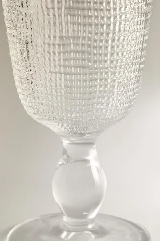 Бокал с рельефным дизайном стекла